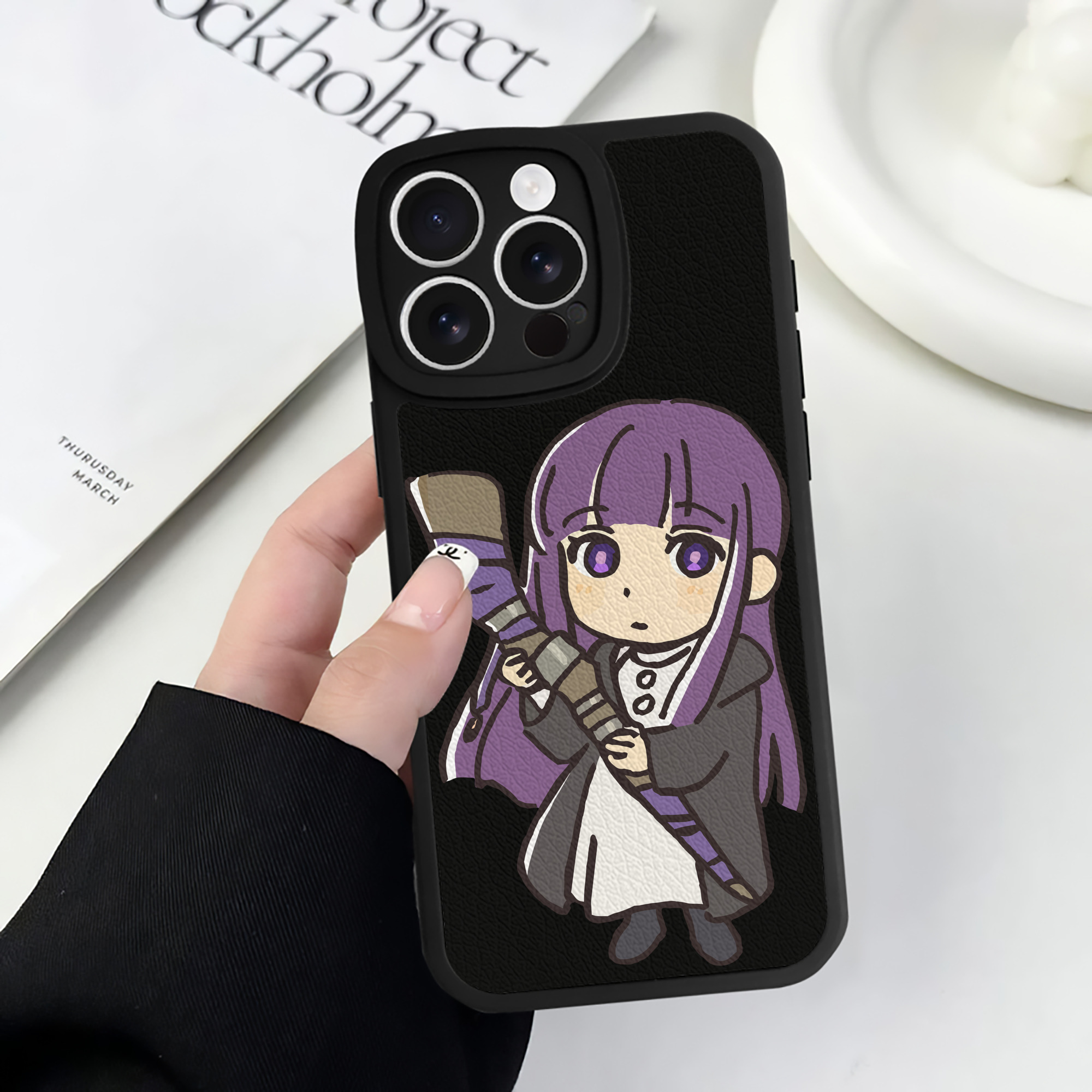 （画像用） 葬送のフリーレン Frieren 【iPhone 16シリーズ対応】シリコンスマホケース（レザー調） 材質：シリコン